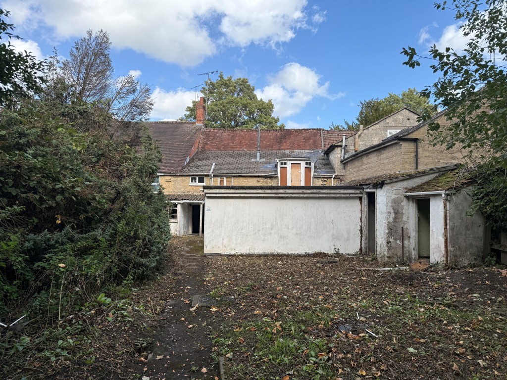 Lot: 15 - TOWN CENTRE PROPERTY WITH CONSENT FOR THREE DWELLINGS - Rear garden looking back towards the property